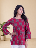 Women's Pure Cotton Magenta Printed Boat Neck Top